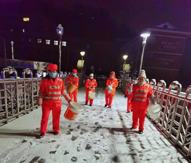 工作动态 | 环卫工人撒盐融雪保畅通——BG大游遵义分公司