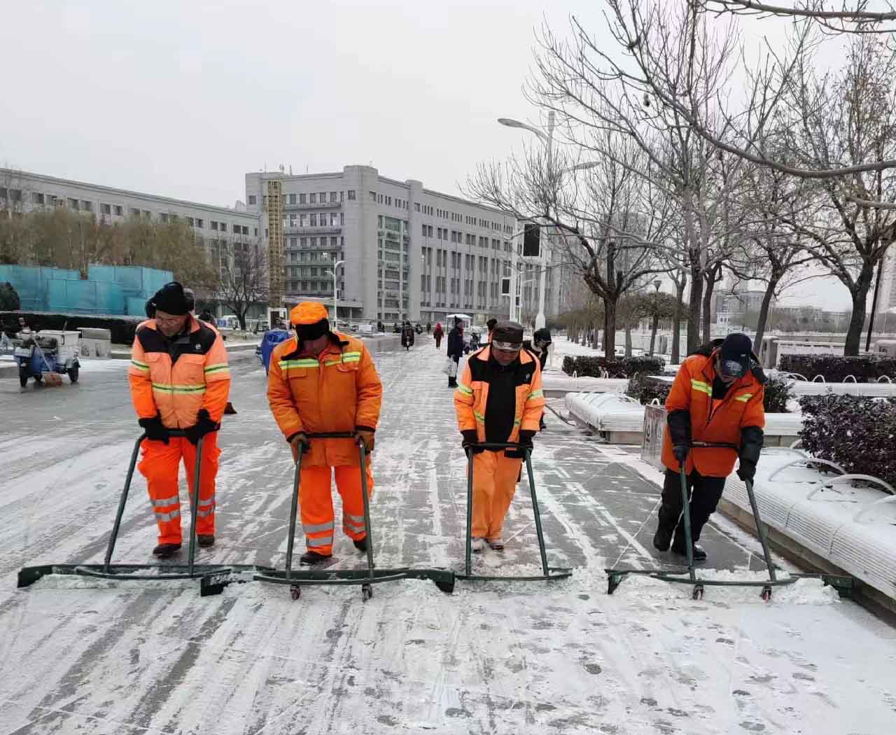 以雪为令 保障出行 | 大雪纷飞而至，BG大游人清雪忙
